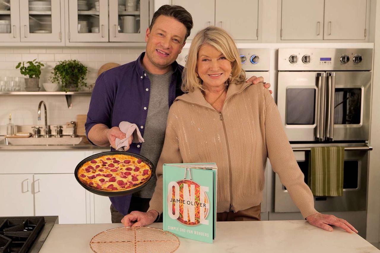 Martha Stewart Teaches Jamie Oliver a Kitchen Hack During His Own Recipe  Demo — Watch